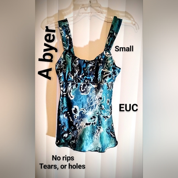 A. Byer Tops - 🦩A BYER small silky sleeveless sweetheart blouse with vibrant floral print